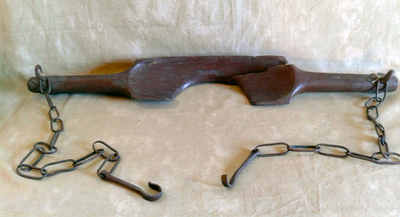 878280 Afbeelding van een gebroken juk, gebruikt in de heetwaterstokerij van Jacobs op de Oude Koningstraat in Wijk C, ...